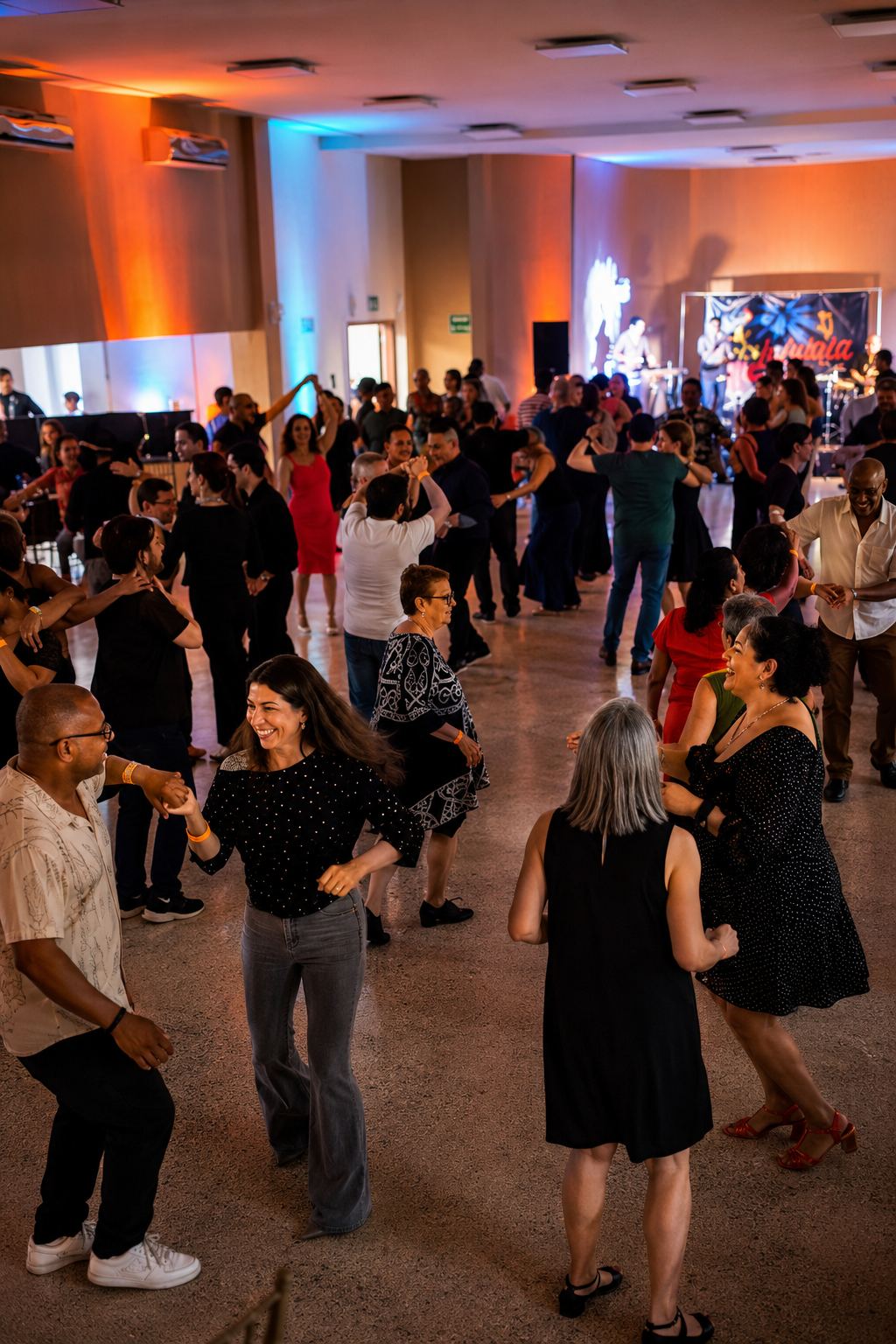 Pista llena de gente bailando
