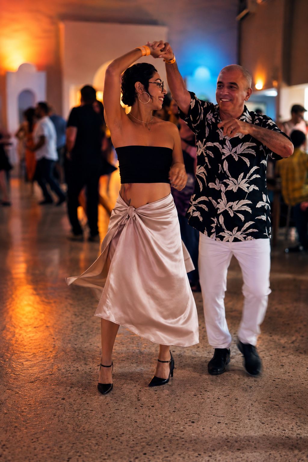 Pareja en un giro elegante