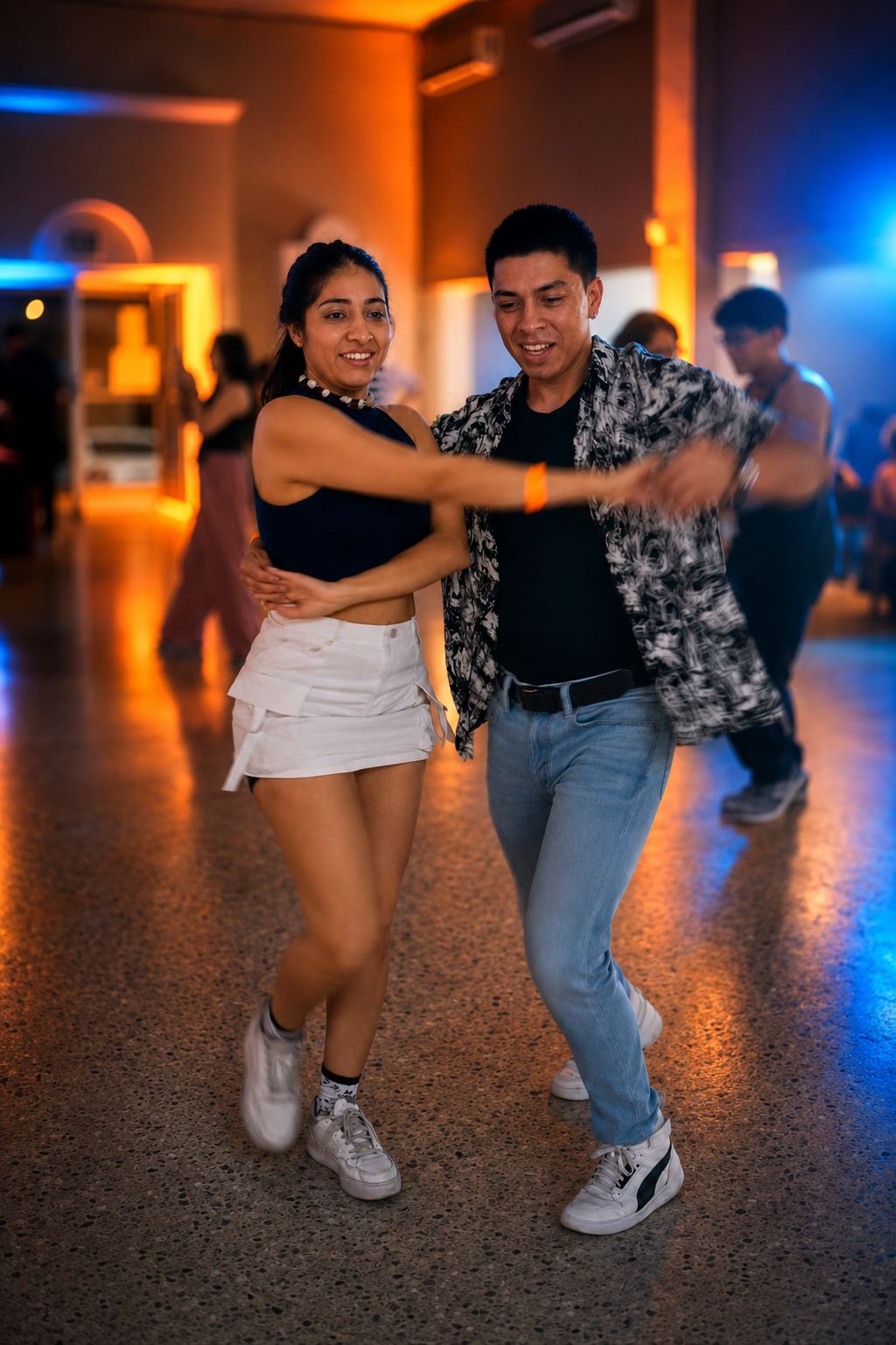 Pareja bailando de forma casual