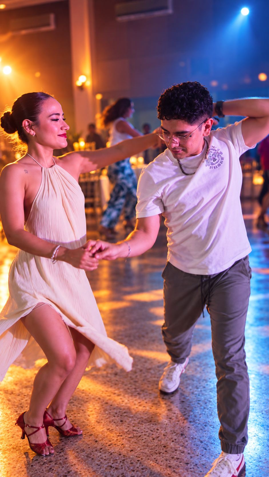 Pareja bailando con vestido elegante