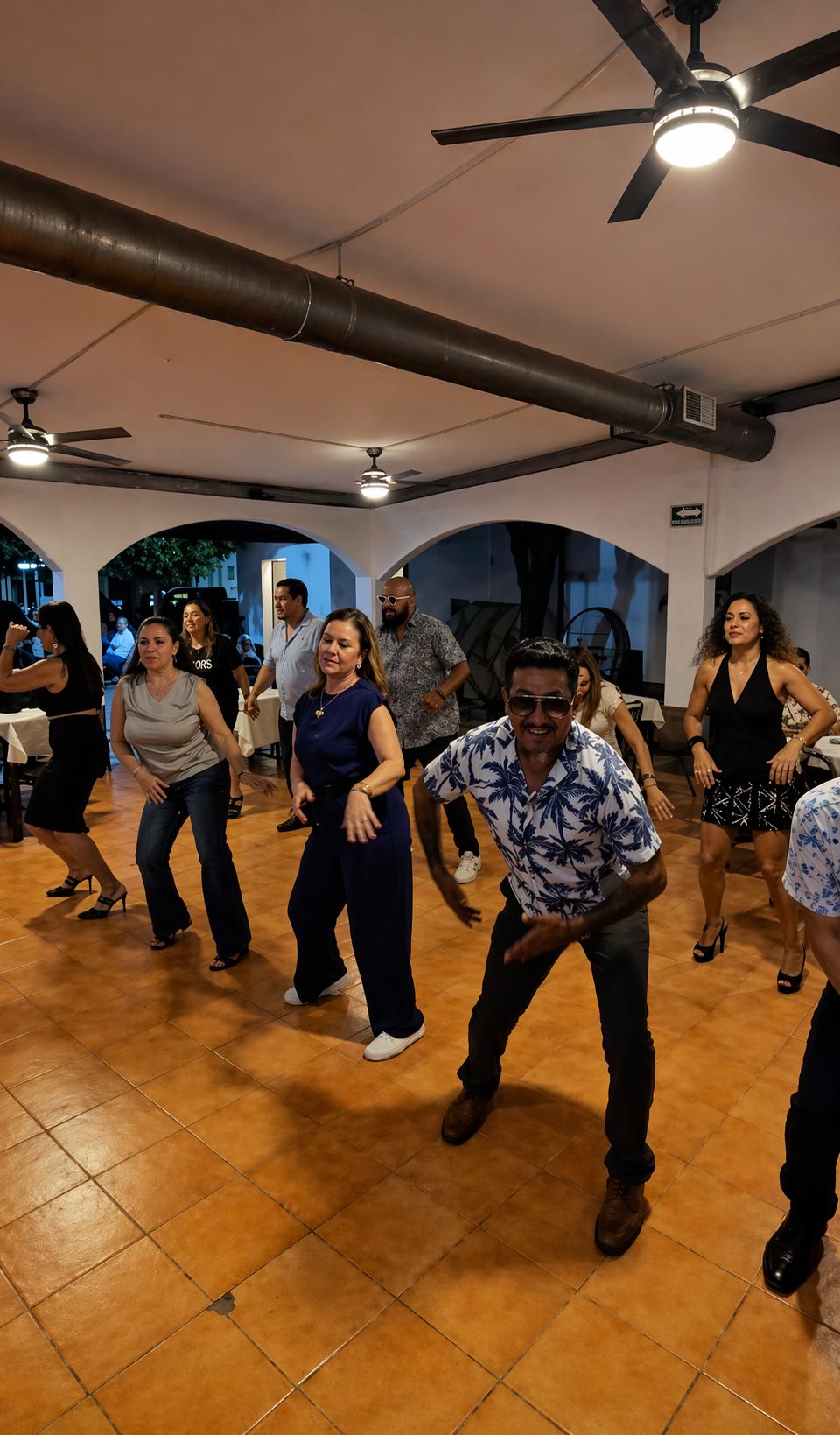 Clase de salsa al aire libre